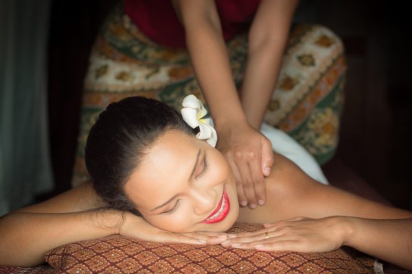 masaż leczniczy pleców i barków Thai Essence Spa Ząbki